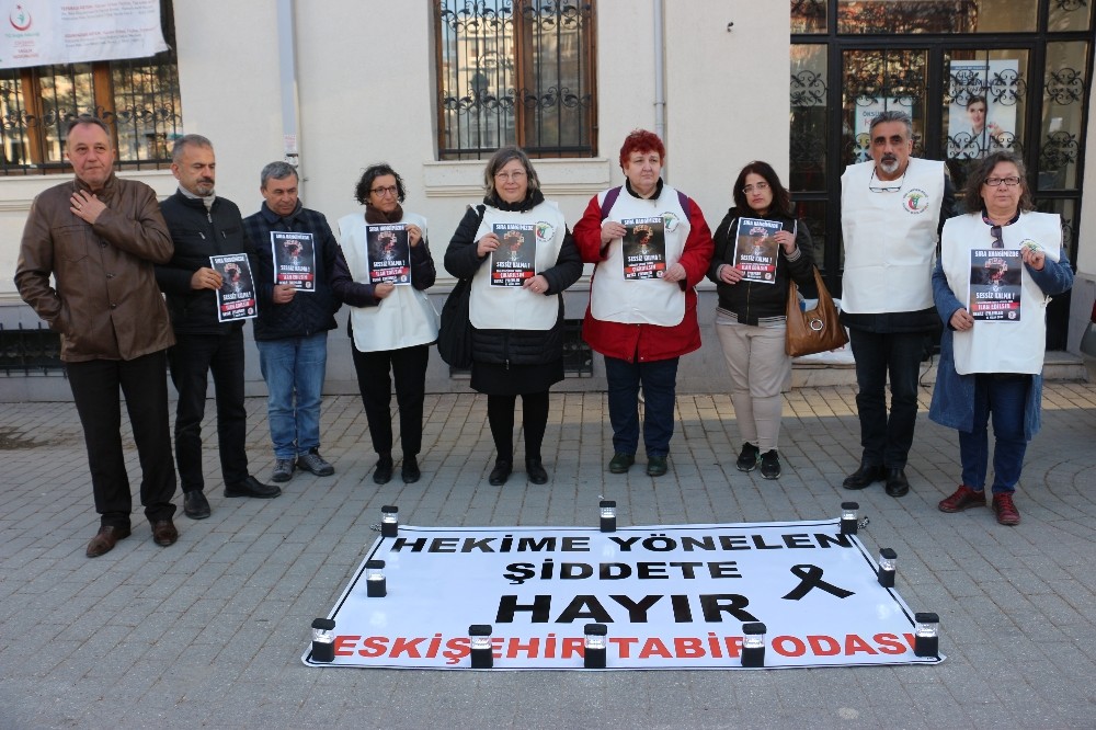 Sağlık çalışanları şiddete karşı nöbet tuttu 