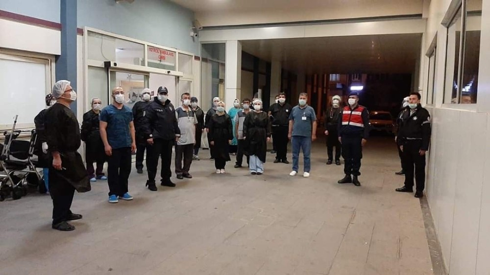 Sağlık çalışanları ve polis istiklal Marşı’nı birlikte okudu 