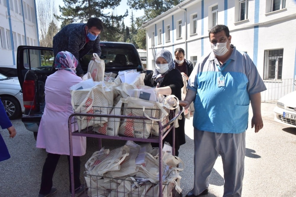 Sağlık çalışanlarına 600 hediye paketi 