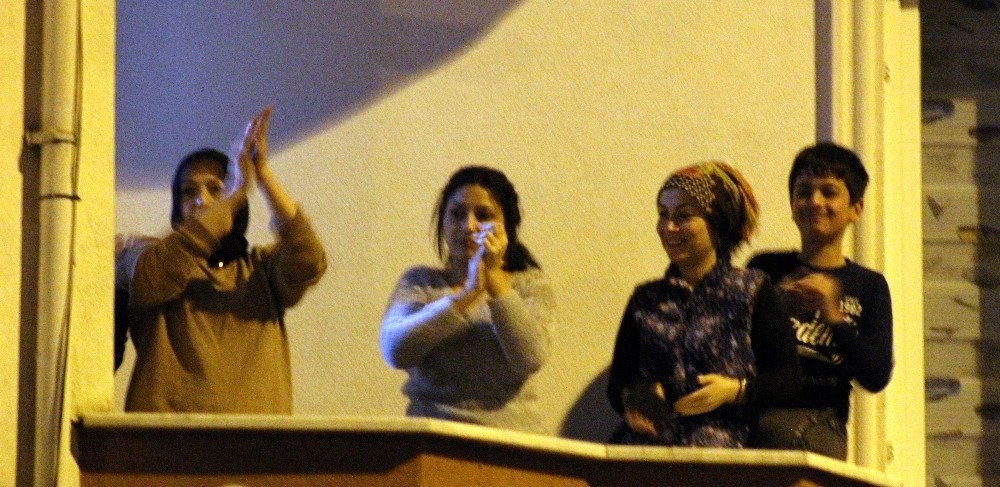 Sağlık çalışanlarına alkışlı destek 