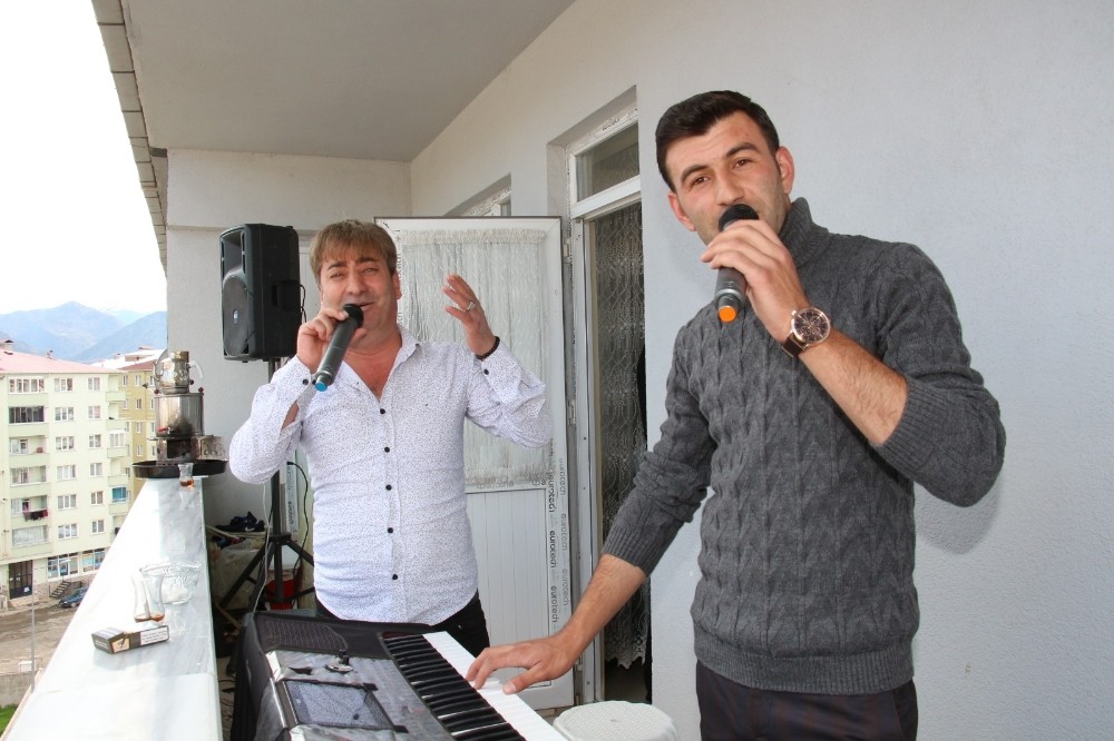 Sağlık çalışanlarına balkondan konser verdiler 