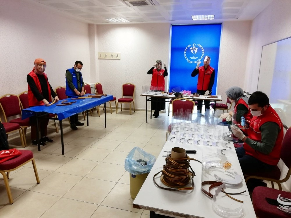 Sağlık çalışanlarına destek amaçlı Cacabey Gençlik Merkezi, korumalı maske üretiyor 