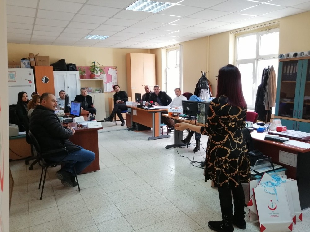 Sağlık çalışanlarına etkili iletişim eğitimi verildi 