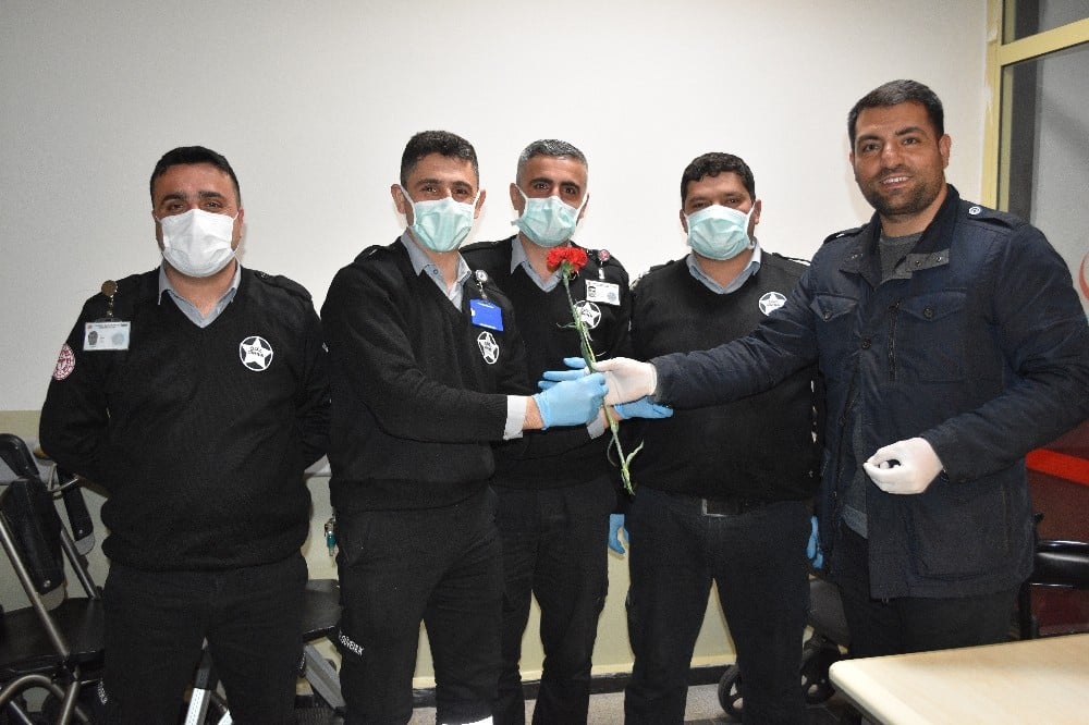 Sağlık çalışanlarına güllü destek 