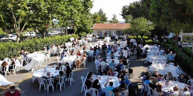 Sağlık çalışanlarına hastane bahçesinde sürpriz!