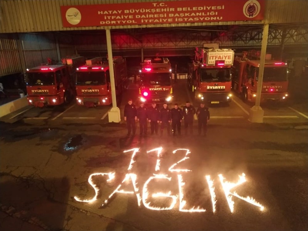 Sağlık çalışanlarına Hataylı itfaiyecilerden alevli alkış 