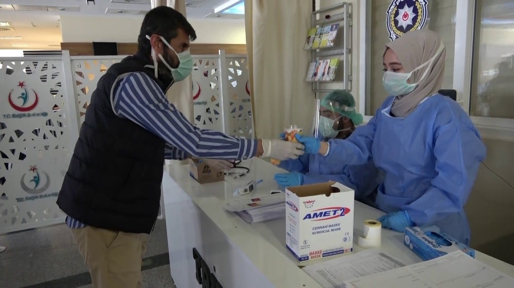 Sağlık çalışanlarına her gün taze meyve suyu ikram ediyor 