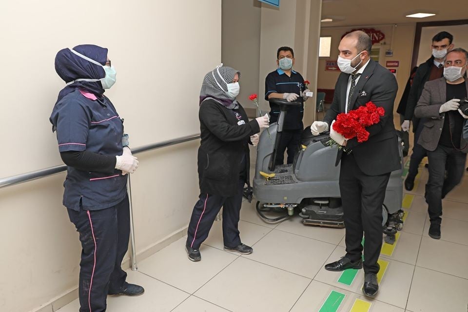 Sağlık çalışanlarına kırmızı karanfil 