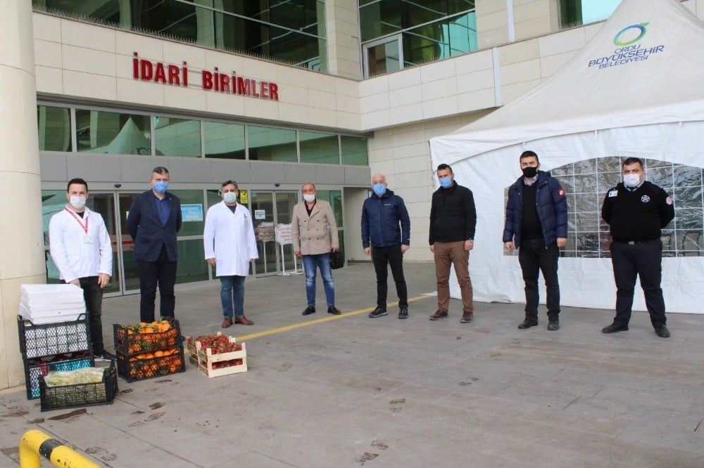 Sağlık çalışanlarına meyve ve börek ikramı 