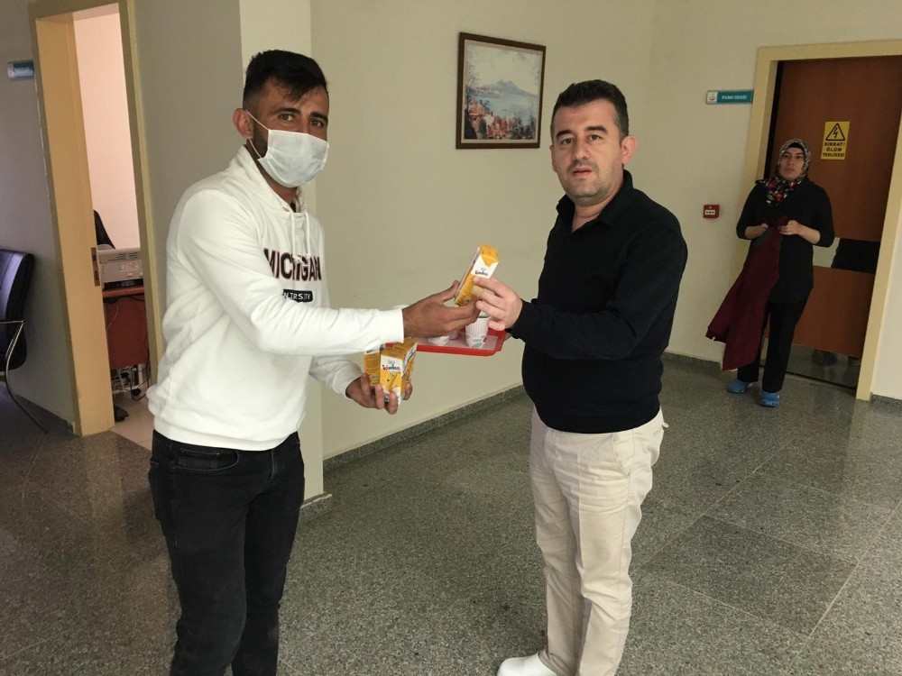 Sağlık çalışanlarına süt ikramı 