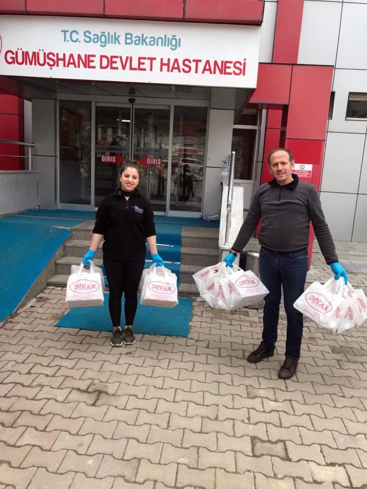 Sağlık çalışanlarına tatlı ikram etti 