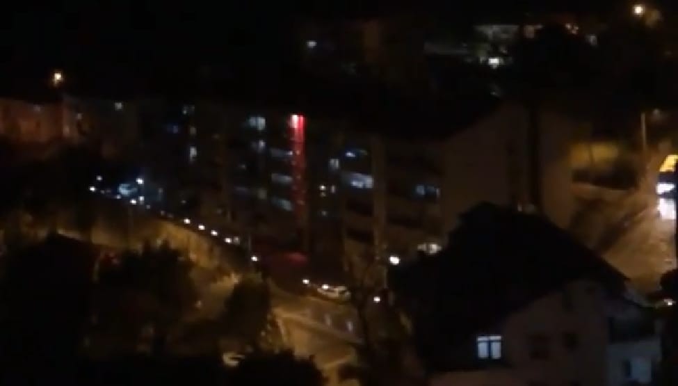 Sağlık çalışanlarına teşekkür için balkonlara çıktılar 