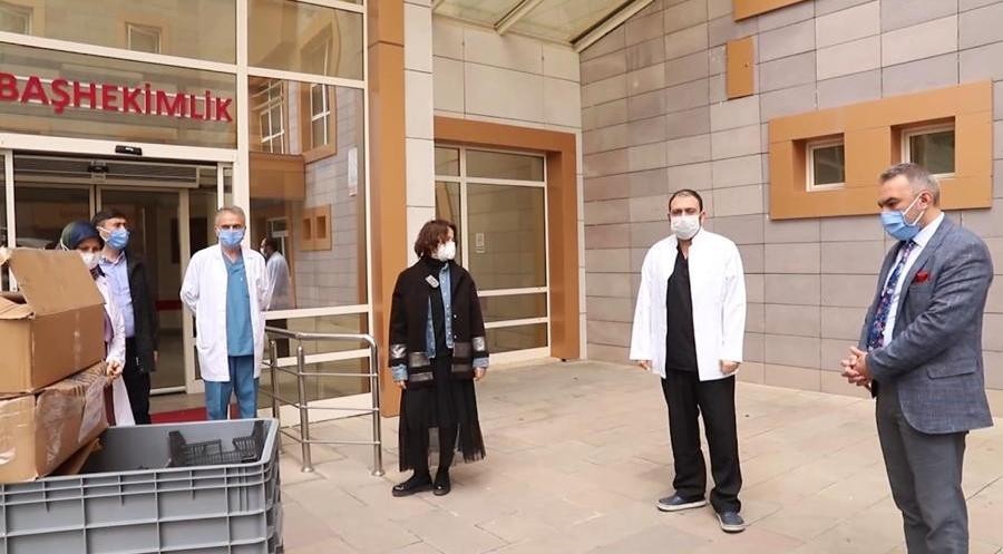 Sağlık çalışanlarına üzüm hoşafı, kek ve poğaça ikramı 