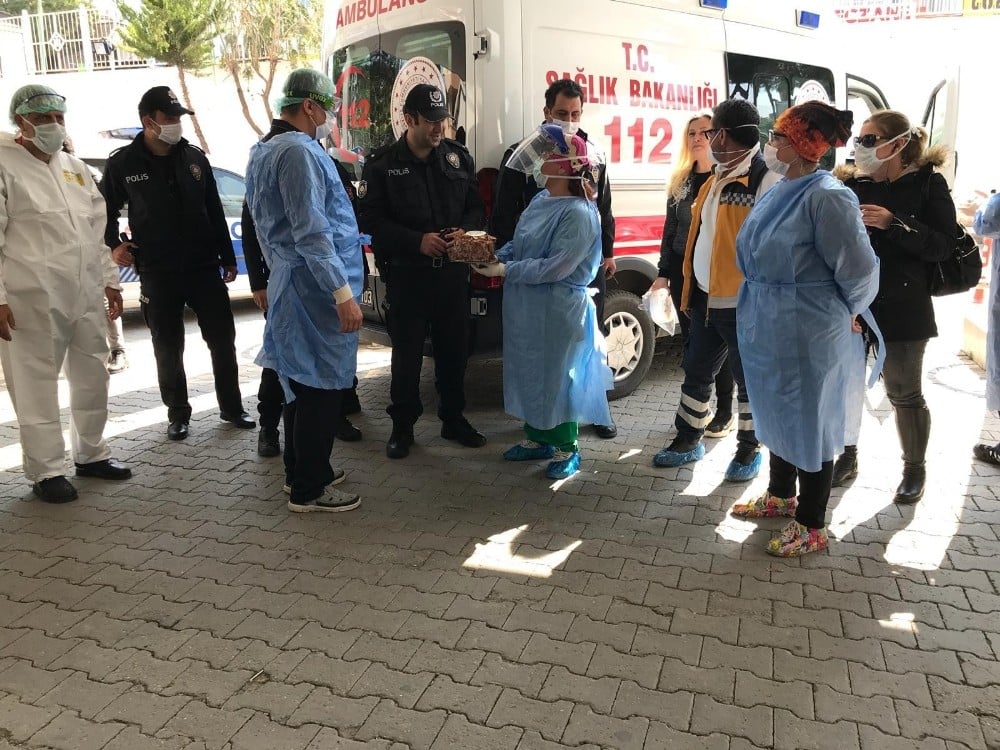 Sağlık çalışanlarından polise sürpriz kutlama 