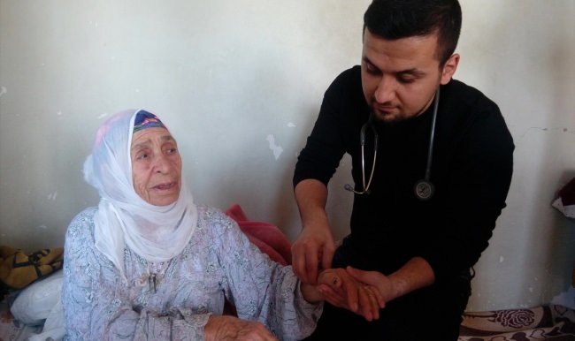 Sağlık çalışanlarından yaşlılara ziyaret