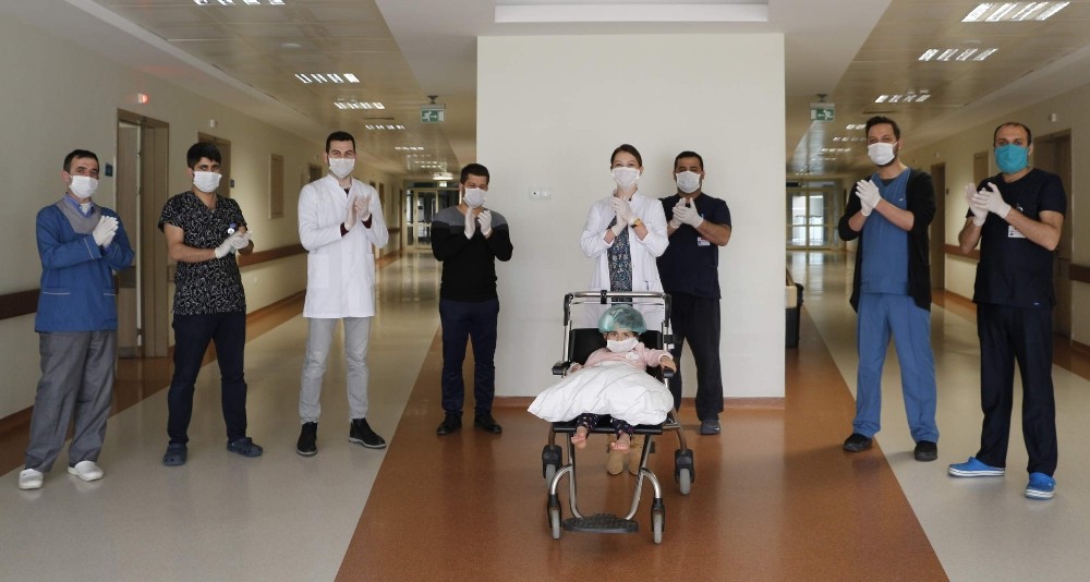 Sağlık çalışanlarını alkışlarken balkondan düşerek yaralanan minik kız taburcu oldu 