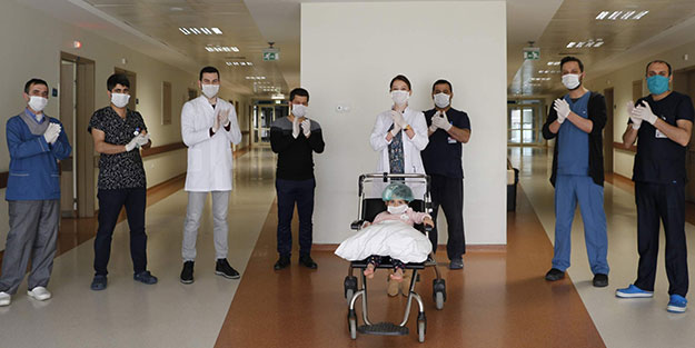 Sağlık çalışanlarını alkışlarken balkondan düştü