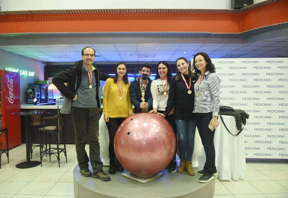 Sağlık çalışanlarının bowling heyecanı 