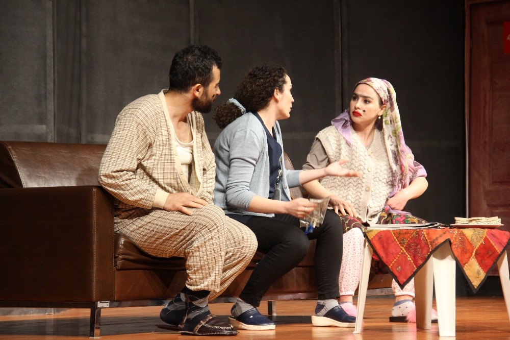 Sağlık çalışanlarının tiyatro oyunu ayakta alkışlandı 