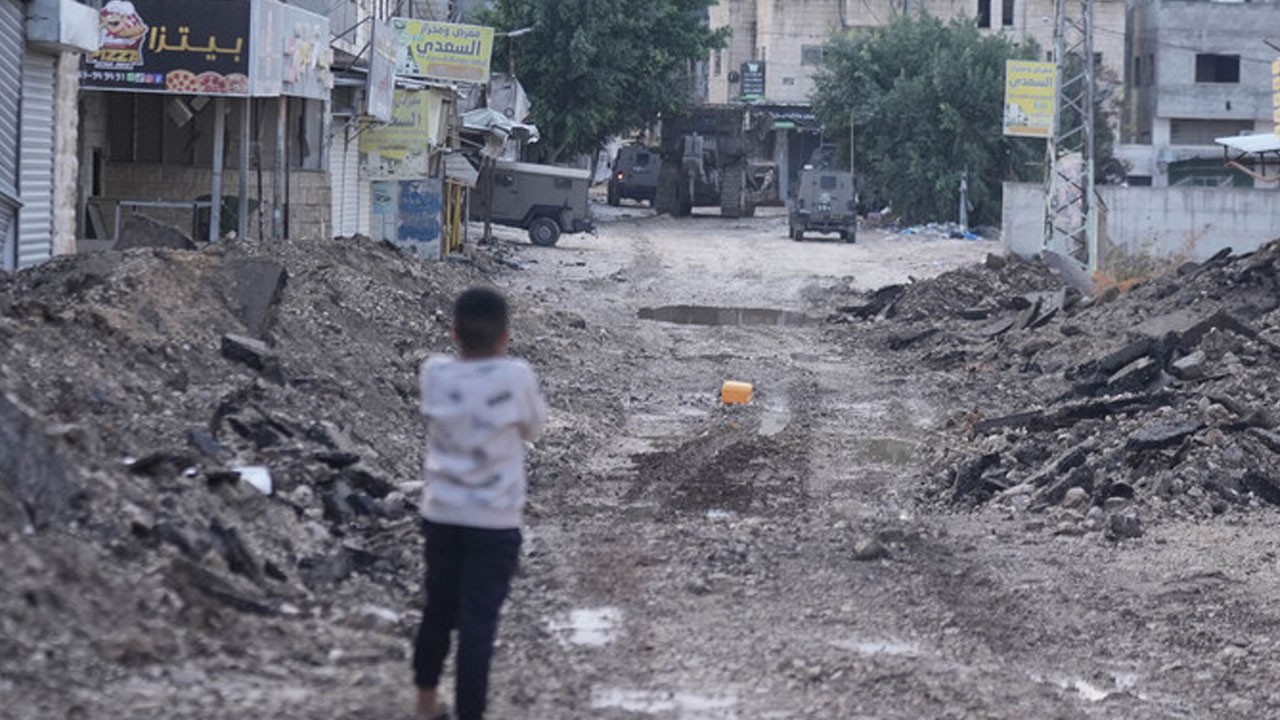 Sağlık ekibi ölümden döndü! Batı Yaka’da ambulansa saldırı