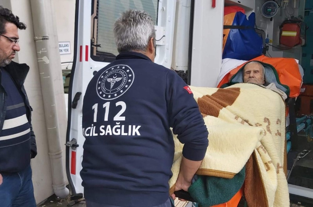 Sağlık ekipleri kapanan yolda yürüyüp hastayı battaniye ile ambulansa taşıdı 