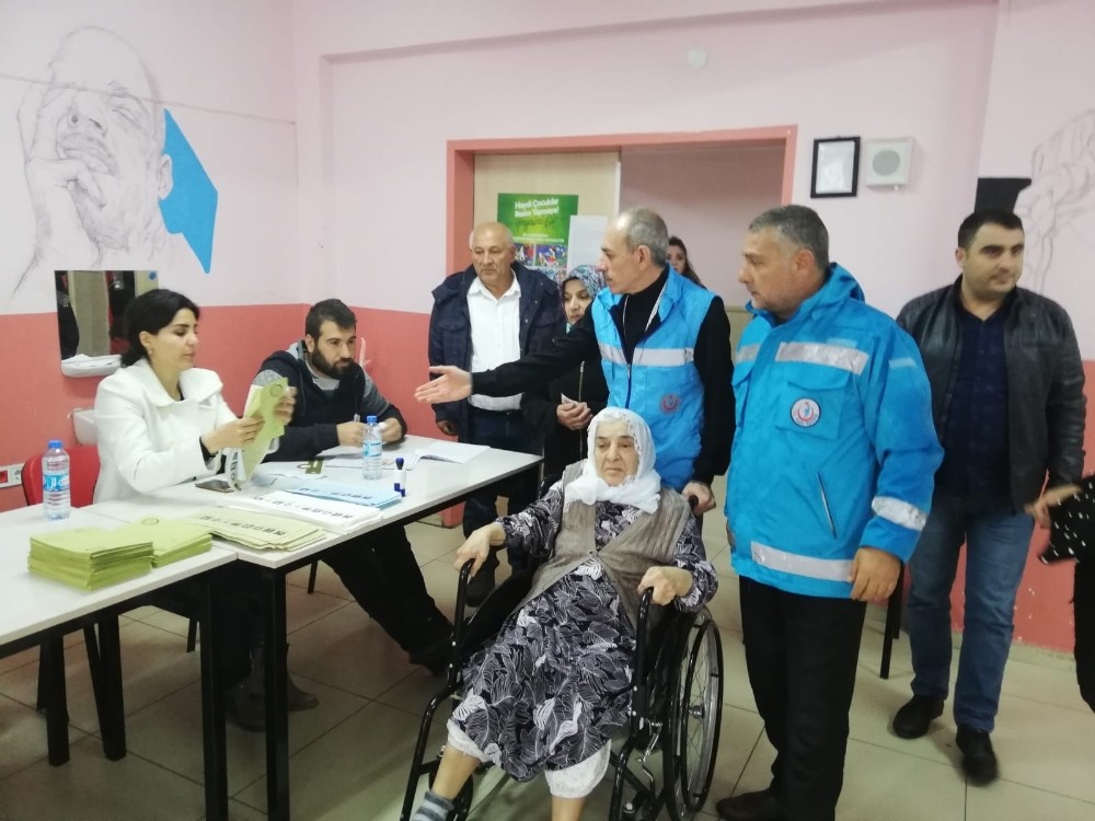 Sağlık ekipleri seçmeni sandıkla buluşturuyor 