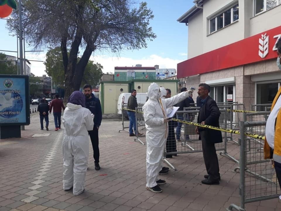 Sağlık ekipleri sokakta çalışıyor 