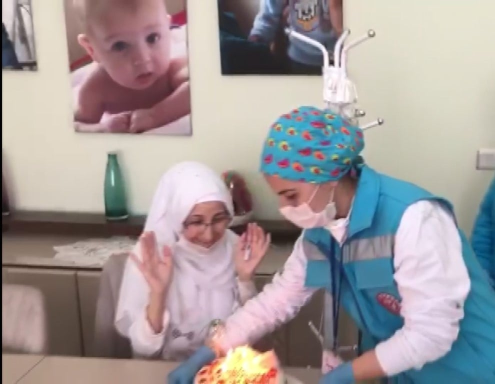 Sağlık görevlilerinden kanser hastası kadına evlilik yıldönümü sürprizi 