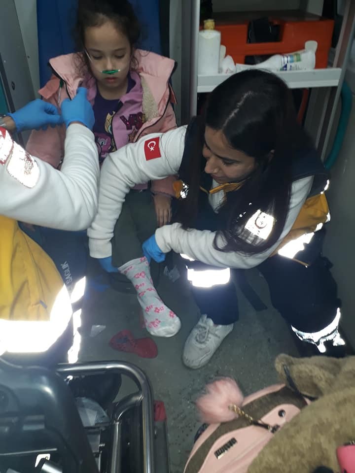 Sağlık görevlisi çorabı olmayan küçük kıza kendi çoraplarını giydirdi 