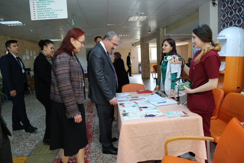 Sağlık kurumlarını ziyaret etti 
