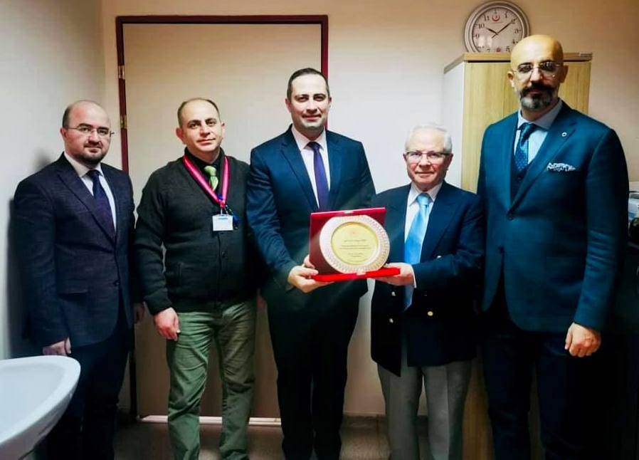 Sağlık Müdürü Erkan Hirik’ten Durkaya Ören’e teşekkür plaketi 