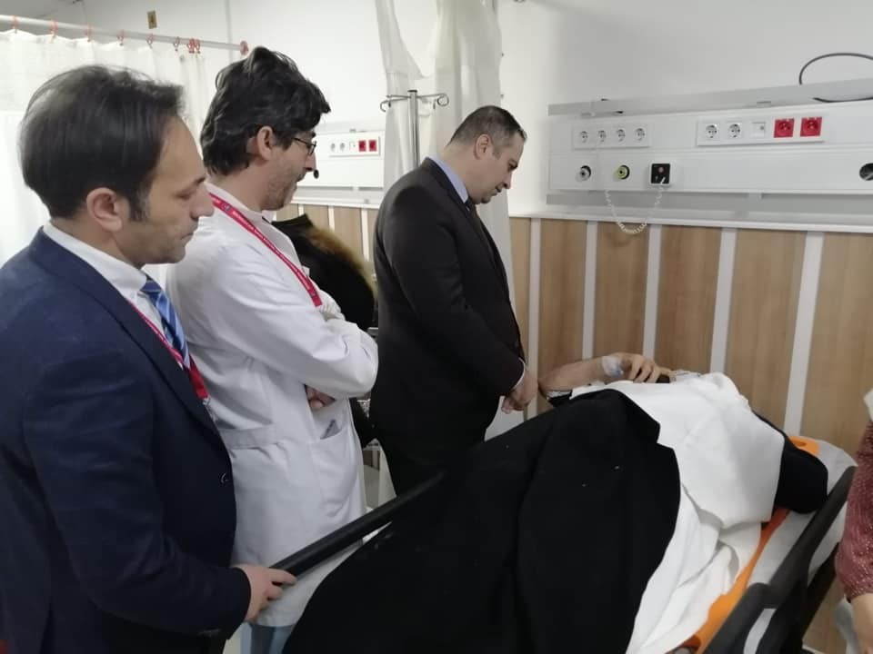 Sağlık Müdürü Hirik otobüs kazasında yaralananları hastanede ziyaret etti 