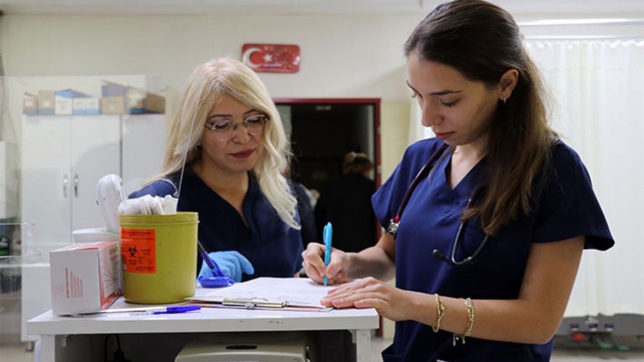 Sağlık ordusunda gurur verici tablo Anne kız omuz omuza görevde