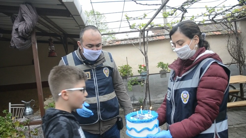 Sağlık personeli çiftin 10 yaşındaki çocuklarına polisten doğum günü sürprizi 