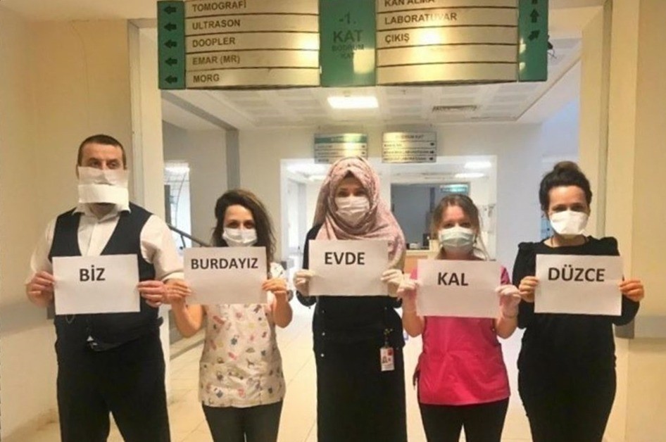 Sağlık personelinden evde kalın mesajı 