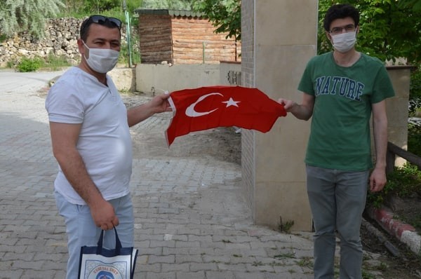 Sağlık personeline bayrak hediyesi ve erzak desteği 