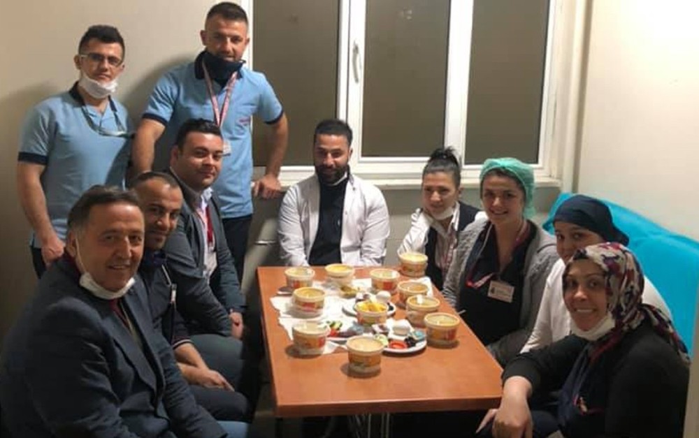 Sağlık personeline esnaflarda destek oluyor 