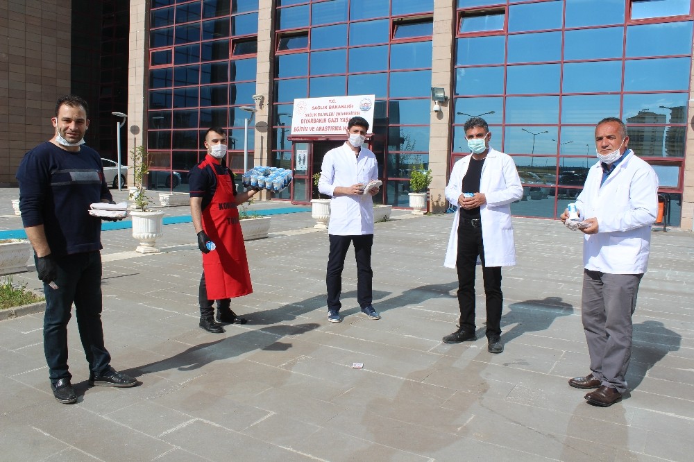 Sağlık personellerine yiyecek ikramı 