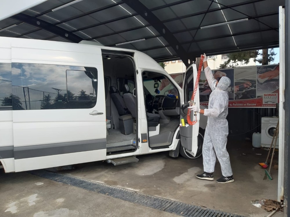 Sağlık personellerini taşıyan araçlar dezenfekte ediliyor 