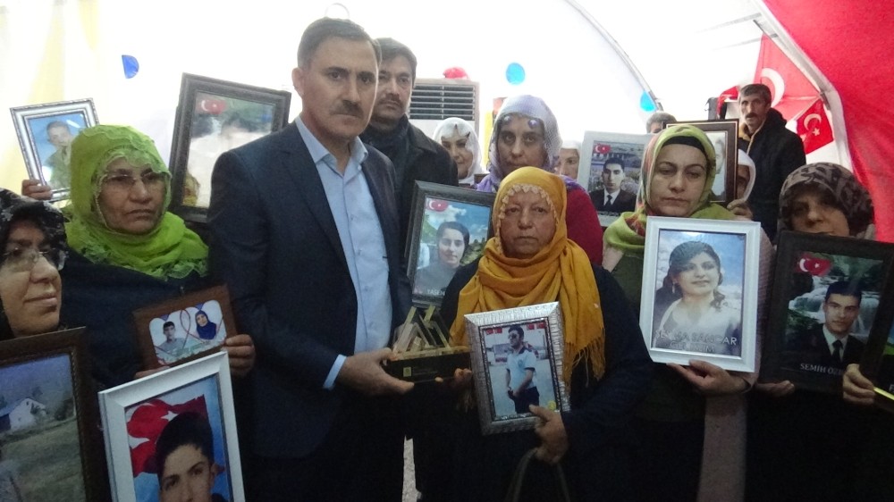 Sağlık-Sen’den evlat nöbetindeki ailelere destek ziyaret 