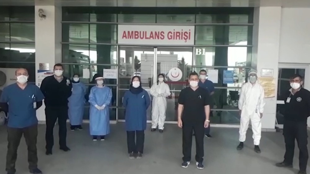 Sağlık ve polis ekipleri çocukları unutmadı 