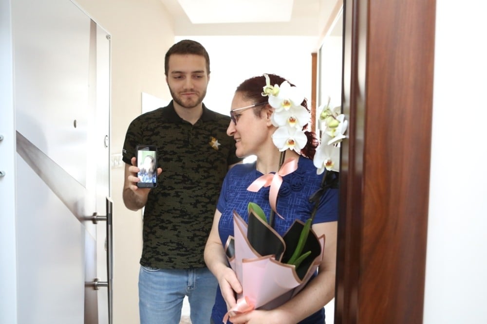 Sağlıkçı kızdan sağlıkçı anneye özel kutlama 
