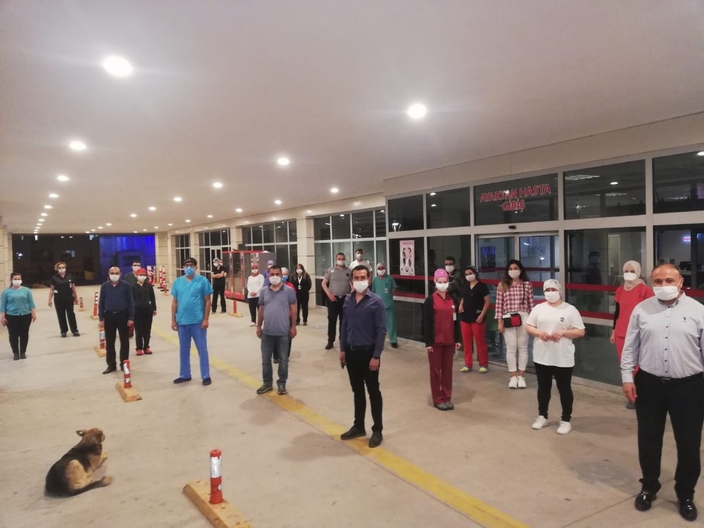 Sağlıkçılar alkışlarla seslerini duyurmaya çalıştı 