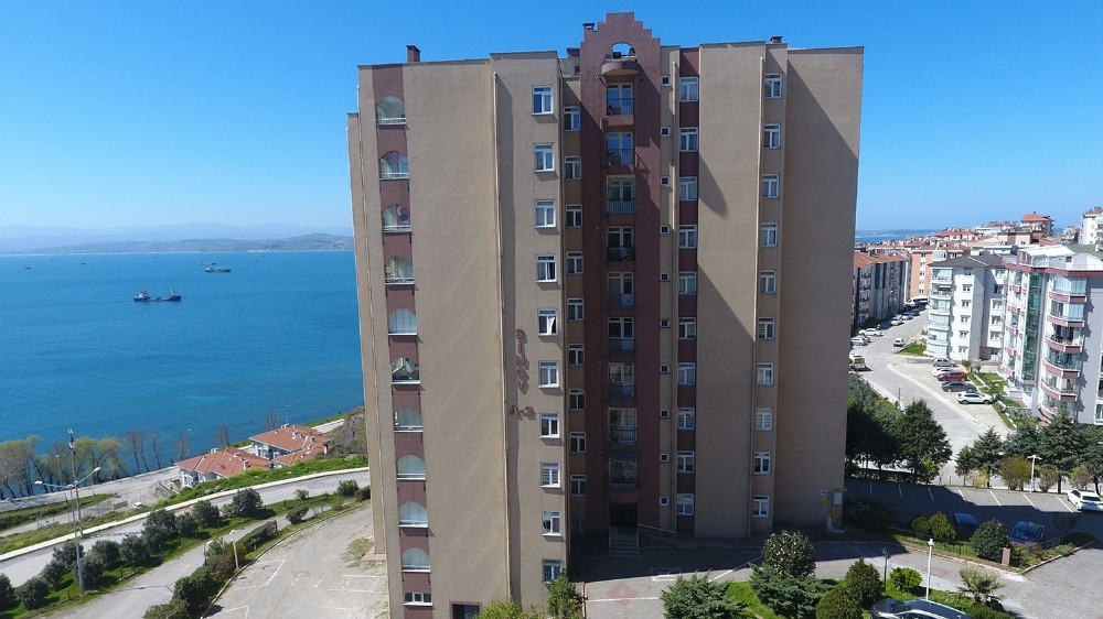 Sağlıkçılar için tepki çeken yazı asılan sitenin yöneticisi: "Tamamen yanlış anlaşılma yaşandı" 