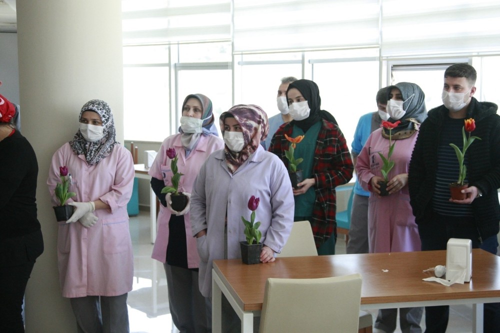Sağlıkçılar temizlik personelini alkışladı 