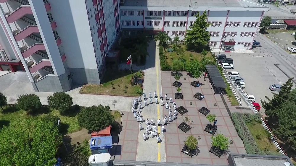 Sağlıkçılardan 19 Mayıs koreografisi: Bedenleriyle Türk bayrağı oluşturdular 