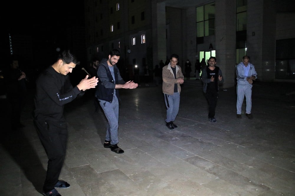 Sağlıkçılardan Elazığ’a özgü, davullu klarnetli sosyal mesafeli sahur halayı 