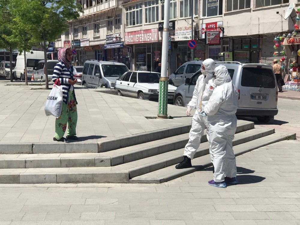 Sağlıkçılardan kaçan korona virüs şüphelisini polis yakaladı 