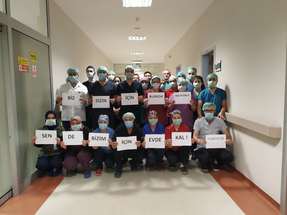 Sağlıkçılardan korona virüse karşı “Evinde Kal” mesajı 