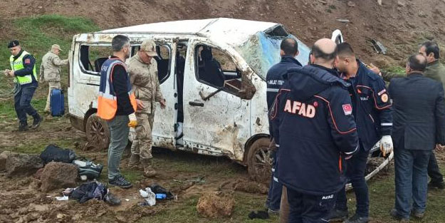 Sağlıkçıları taşıyan minibüs şarampole uçtu: Çok sayıda yaralı var